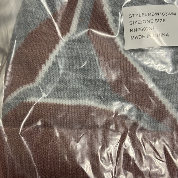 Reebok Beanie with Pom New With Tags Gray and Pastel Pink NEW NWT - Picture 7 of 7